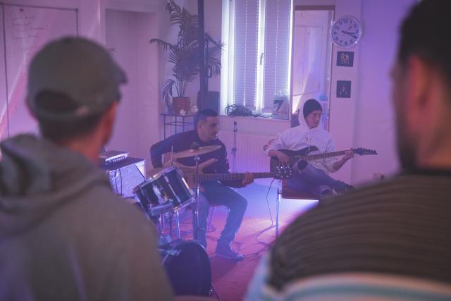 Deux personnes jouant de la guitarre