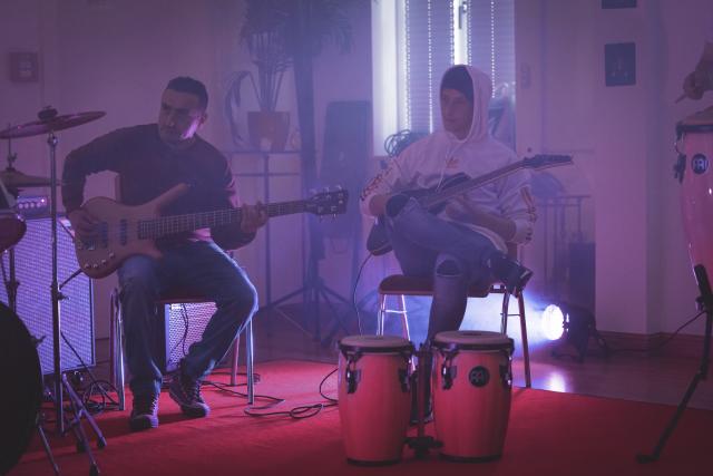 Deux personnes jouant de la guitarre