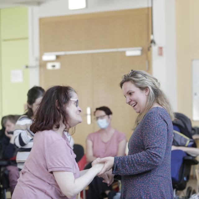 Deux femmes face à face se tenant les mains