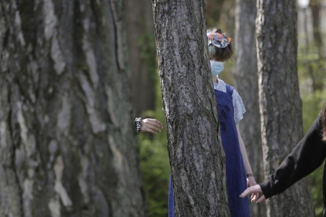 Des adolescents touchant des arbres