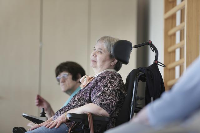 Des femmes dans un fauteuil roulant