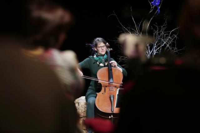 Une violoncelliste sur scène