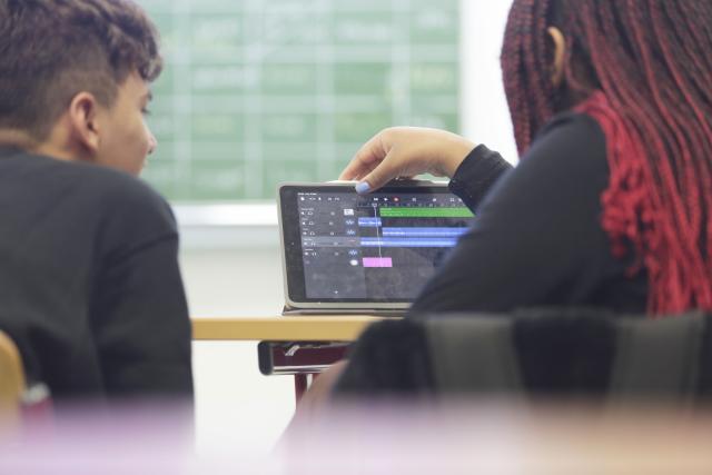 Deux adolescents créant de la musique sur ordinateur