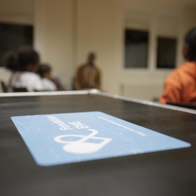 Un caisson avec le logo de la Fondation EME
