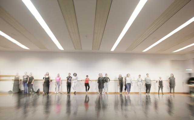 Des femmes alignées au fond de la salle de danse