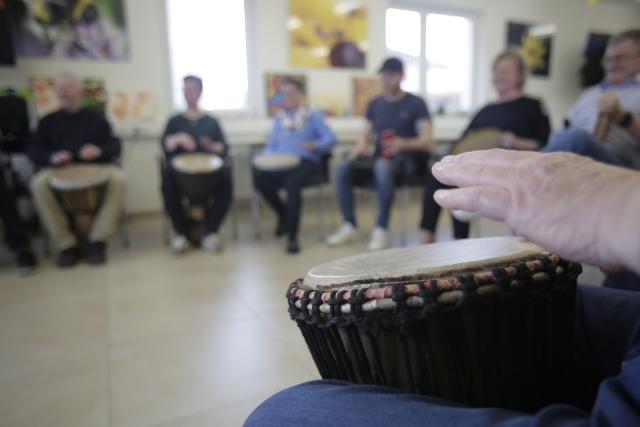 Un groupe de personnes jouant du djembé ensemble