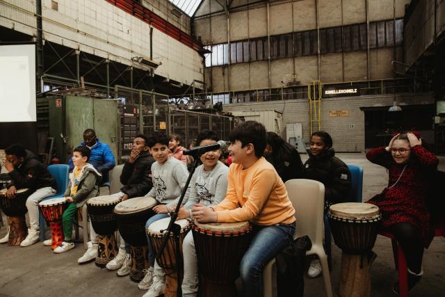 Un groupe d'enfants jouant du djembé ensemble