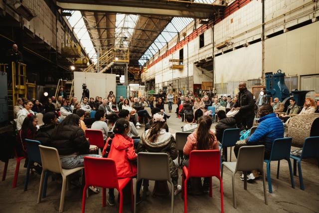 Un groupe d'enfants jouant du djembé ensemble