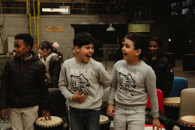 Deux enfants rigolant ensemble