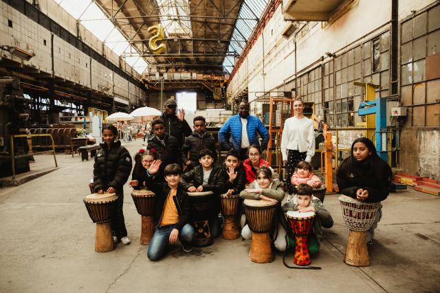 Un groupe d'enfants jouant du djembé ensemble