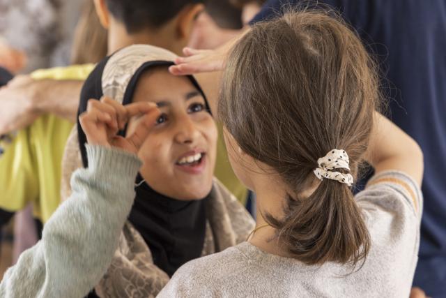 Deux jeunes filles jouant ensemble