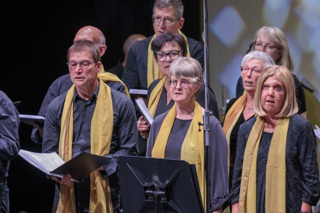 Des personnes chantant du gospel sur scène