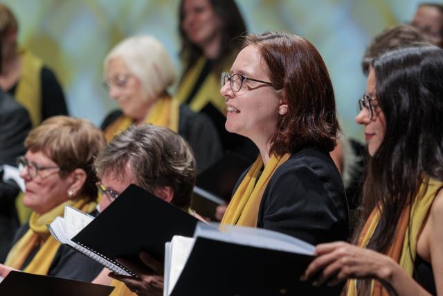 Des personnes chantant du gospel sur scène