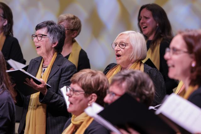 Un groupe de personnes chantant du gospel sur scène