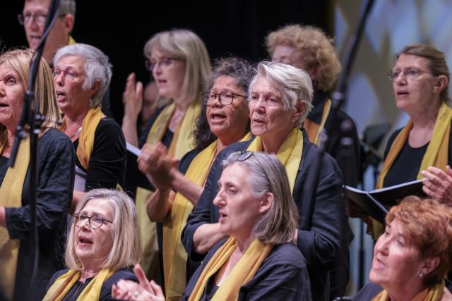 Des personnes chantant du gospel sur scène