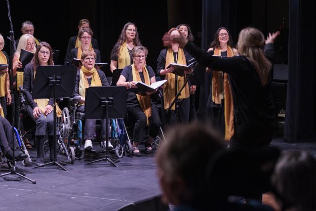 Des personnes chantant du gospel sur scène