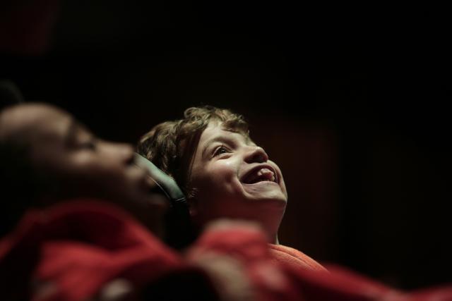 Un enfant dans le public souriant