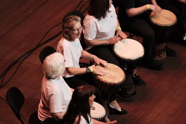 Des personnes jouant du djembé ensemble