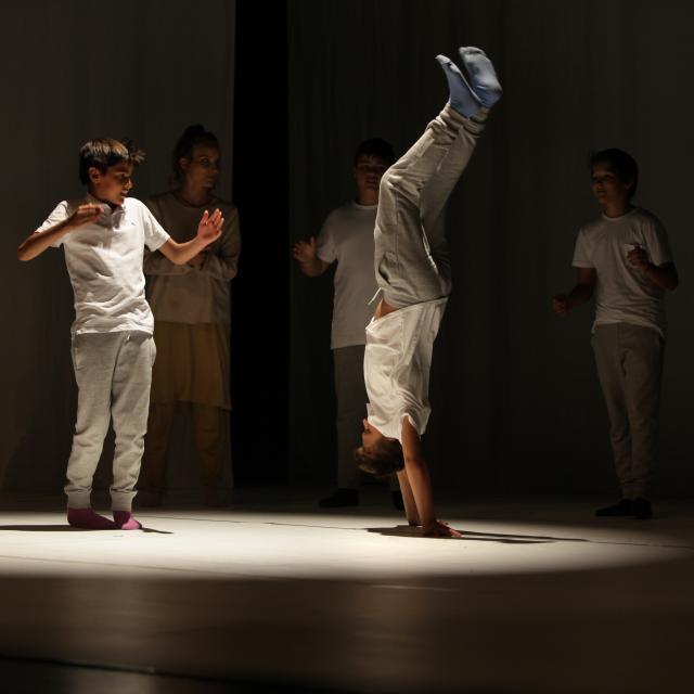 Deux enfants dansant sur scène