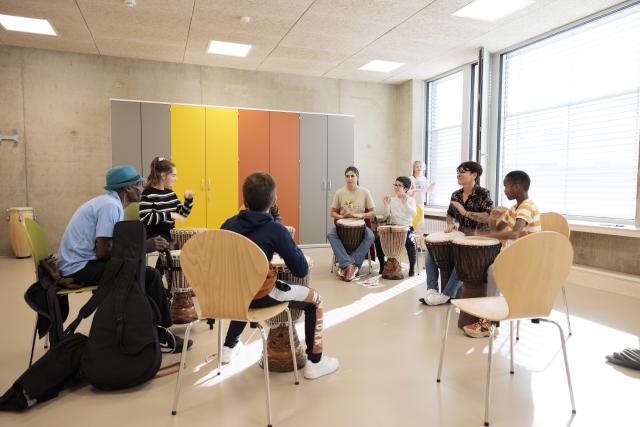 Un groupe d'enfants avec des djembés