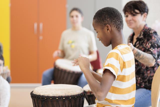 Des enfants jouant du djembé