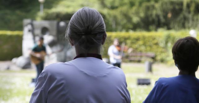 Deux personnes écoutant un concert