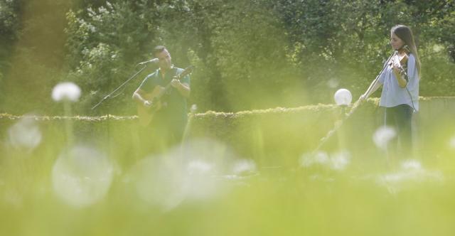 Deux musiciens jouant dans un jardin