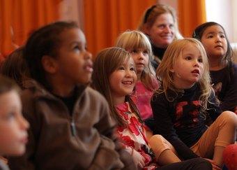 Des enfants assis qui sourient