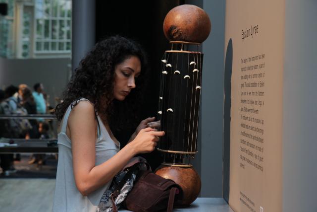 Une femme jouant d'un instrument à corde pincées