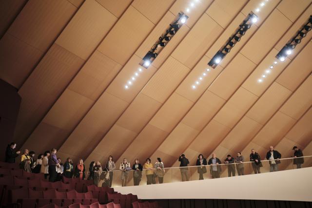 Un groupe de personnes en haut d'une salle de concert