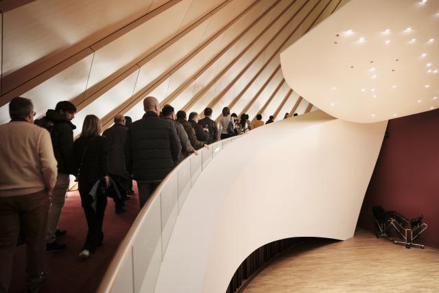 Des personnes entrant dans une salle de concert