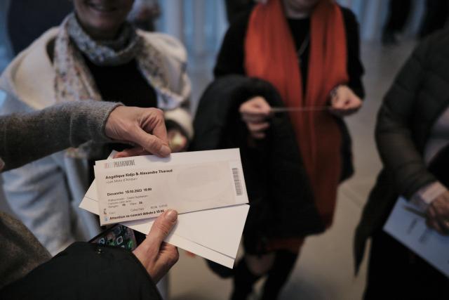 Des billets de concert dans les mains d'une personne