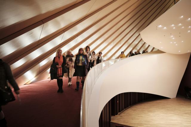 Des personnes entrant dans une salle de concert