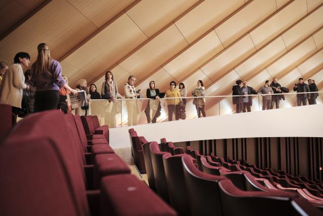 Un groupe de personnes en haut d'une salle de concert