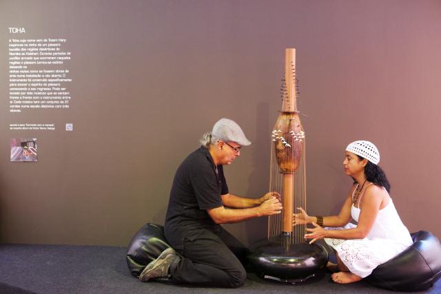 Deux personnes jouant d'un instrument à corde pincées