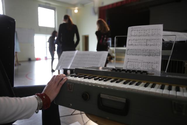 Une personnes jouant du piano