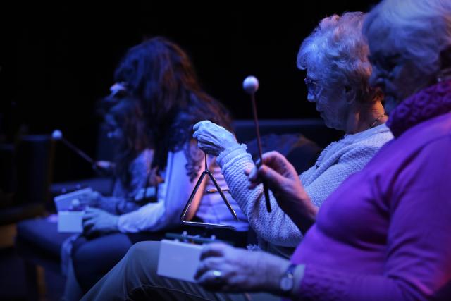 personns âgées jouent aux percussions