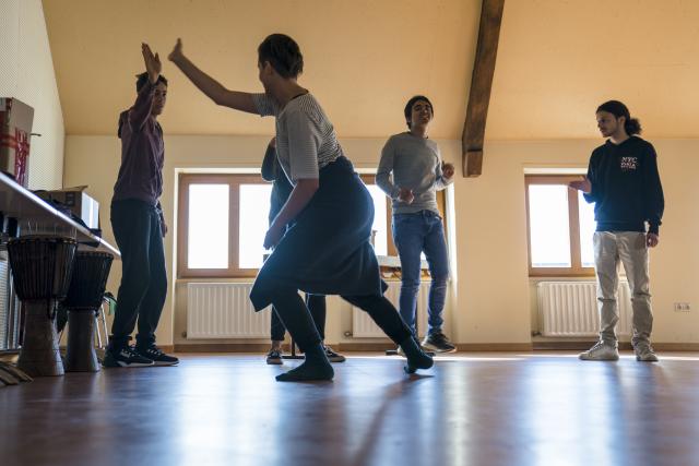 Des enfants dansant ensemble