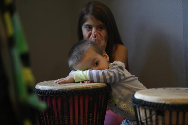 Un enfant endormi sur son djembé