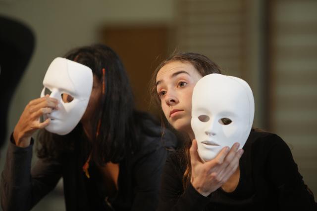 Deux jeunes filles enlevant leur masque