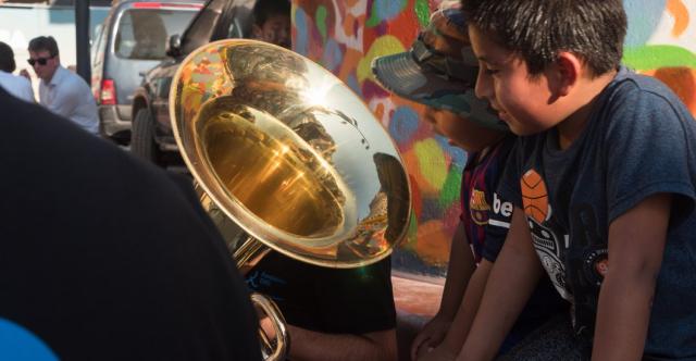 Un enfant regardant un instrument en souriant