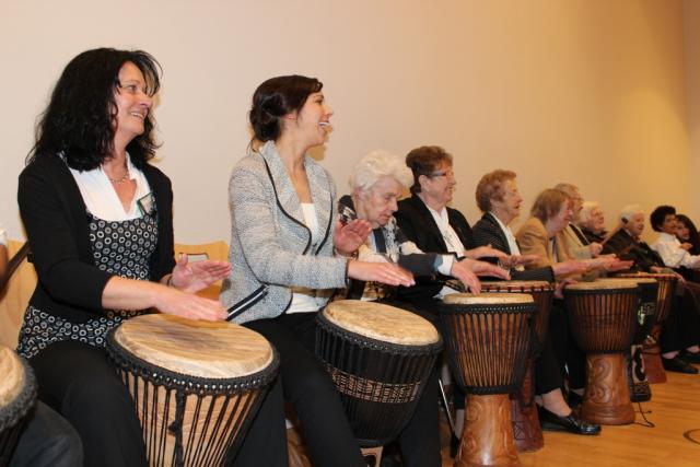 Des personnes jouant du djembé ensemble