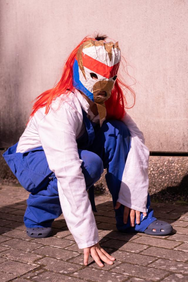 Un enfant déguisé avec un masque 