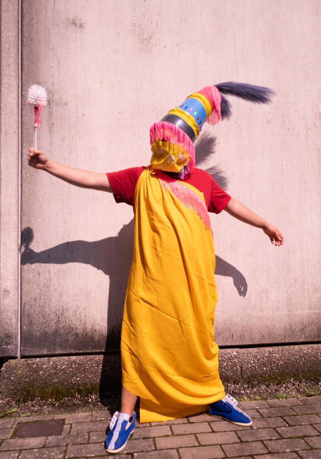 Un enfant déguisé avec un masque 