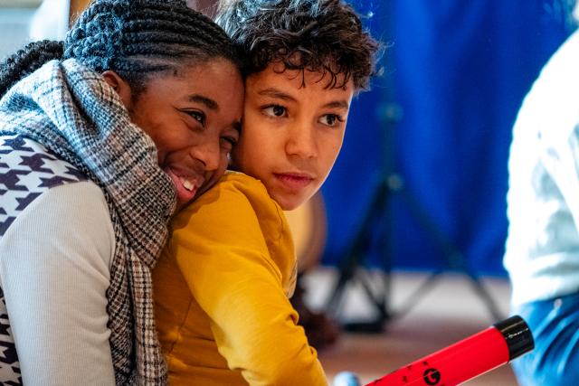 deux jeunes gens souriants