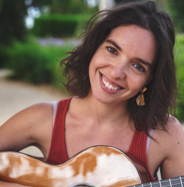 Eine Frau, die lächelt und Musik macht