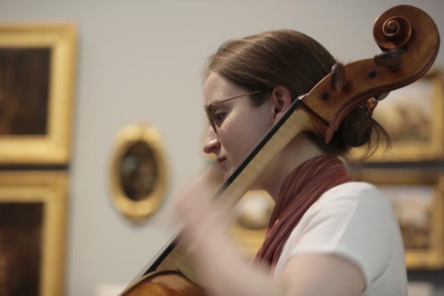  Nora Braun qui joue un instrument 