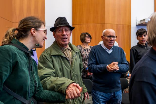 Des personnes âgées chantant ensemble