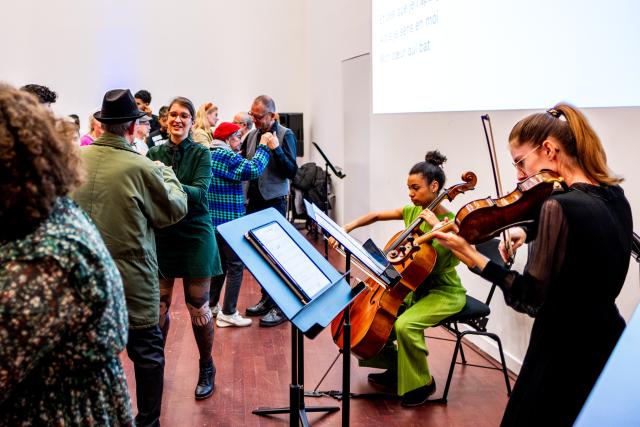 Des musiciens et des personnes dansant