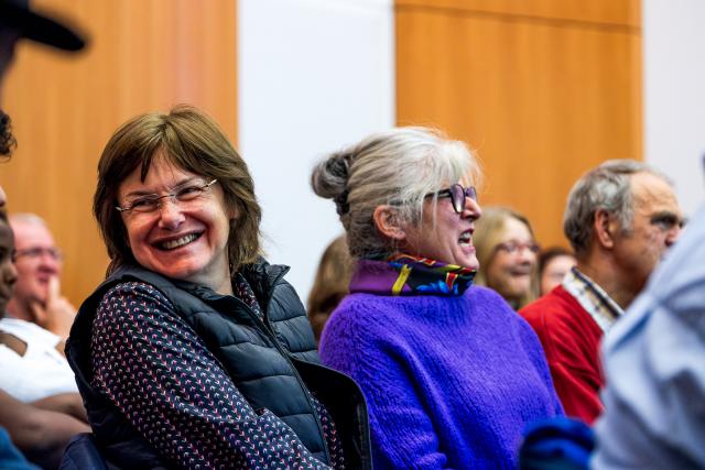 Des personnes âgées chantant ensemble et souriant